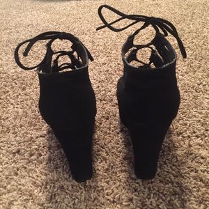 black wedges